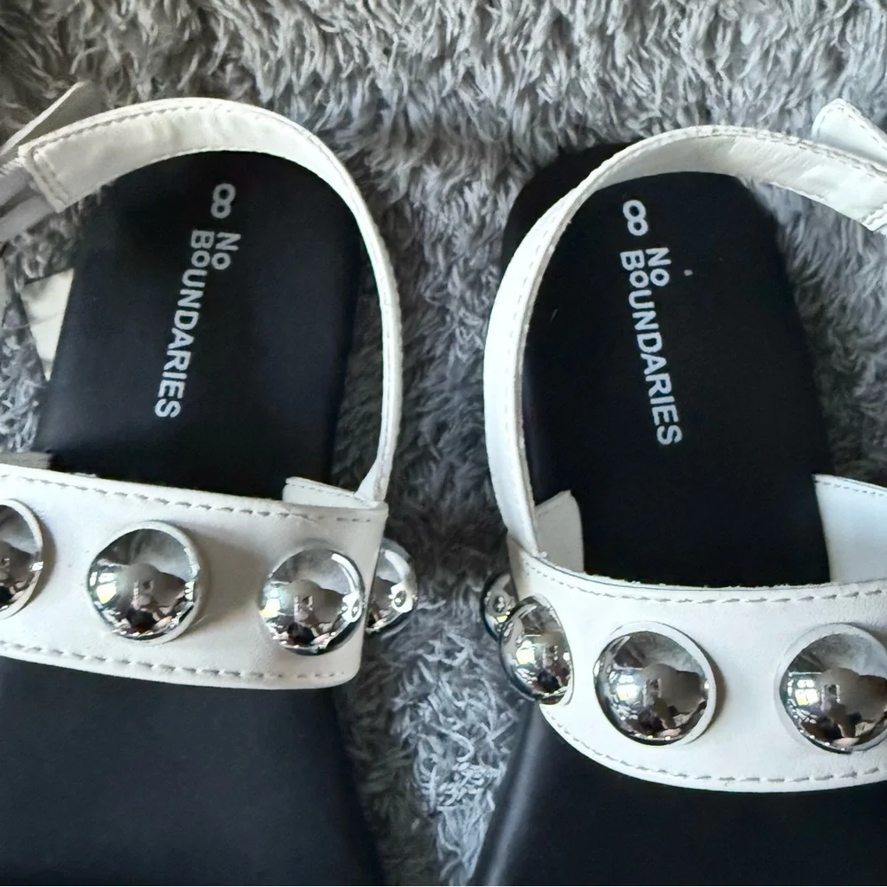 No Boundaries Women's Cream Sandals‎ Silver Studs Women’s 8 Adjustable Strap New